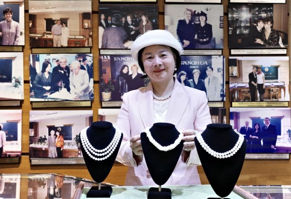 千里马配资 “民间珍珠外交官”白如芳逝世！曾为撒切尔夫人编珍珠项链